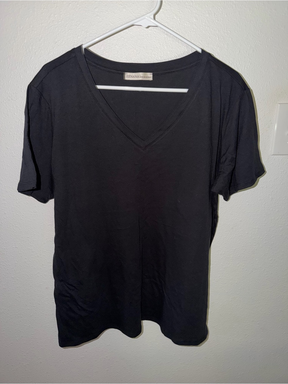 Zenana Outfitters Black V-Neck Short Sleeve Tee